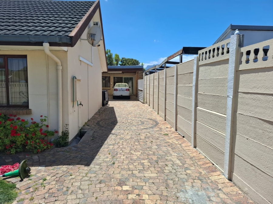 To Let 4 Bedroom Property for Rent in Gordons Bay Central Western Cape